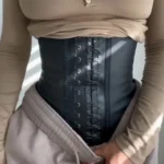 Gaine Latex - femme porte la gaine