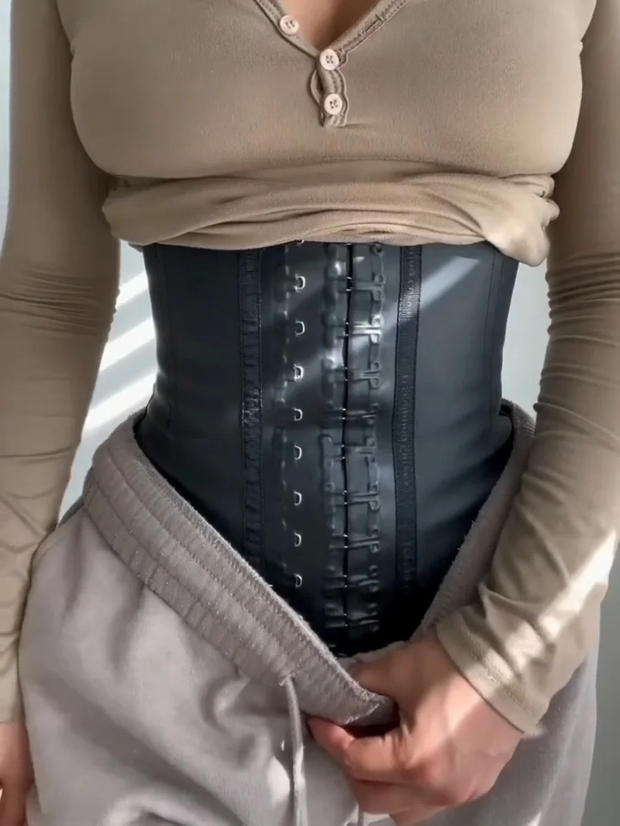 Gaine Latex - femme porte la gaine